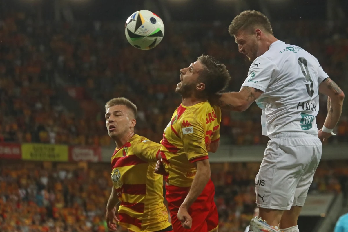 "Chcemy w meczu rewanżowym z Bodoe/Glimt zagrać lepiej, chcemy być lepszą wersją Jagiellonii, bo wiem, że nas na to stać" - zapewniał trener białostoczan po pierwszym, przegranym u siebie 0:1 meczu. W rewanżu było jednak dużo gorzej. Jagiellonia przegrała w Norwegii 1:4 i pożegnała się z marzeniami o Lidze Mistrzów.