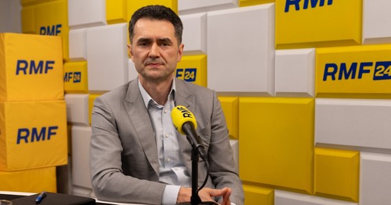 "Ta tegoroczna podwyżka jest nieunikniona, to jest 1600 km dróg, które zostaną objęte opłatami dla ruchu ciężarowego"- mówił w Porannej rozmowie w RMF FM wiceminister infrastruktury Piotr Malepszak, pytany o wzrost opłat za przejazd ciężarówek i autobusów przez drogi ekspresowe i autostrady. "Transport po drogach publicznych w Europie jest transportem płatnym. U nas płatnych dla ruchu ciężarowego jest niecałe 3700 km dróg, a mamy 420 tys. dróg publicznych" - dodał gość Piotra Salaka.