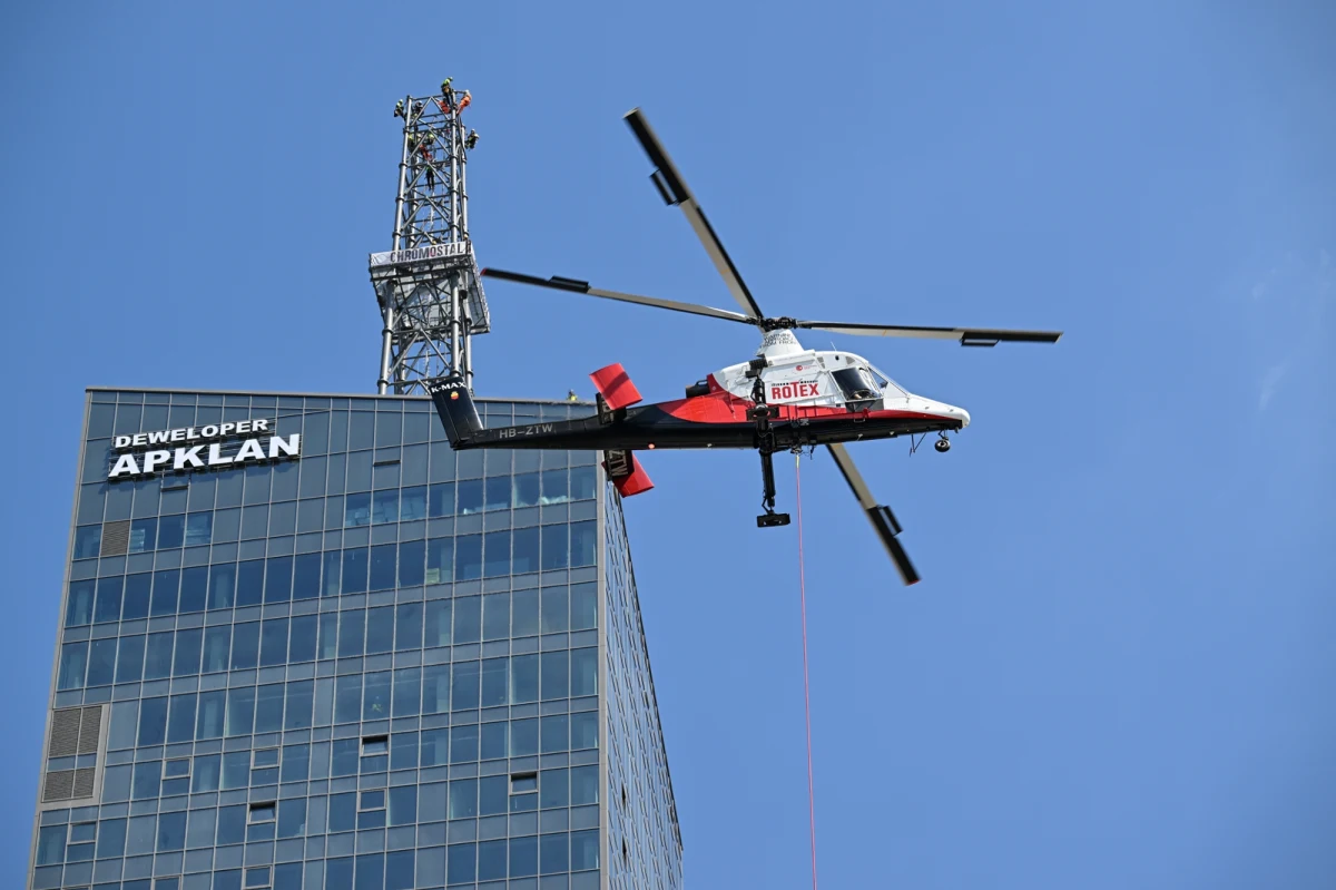 Duże utrudnienia dla kierowców, pieszych i rowerzystów w sercu Rzeszowa. Powód? Montaż wieży i iglicy na najwyższym mieszkalnym wieżowcu w kraju. Rośnie nowy gigant na mapie Polski. To Olszynki Park przy ul. Szopena. 