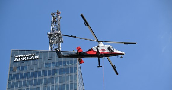 Duże utrudnienia dla kierowców, pieszych i rowerzystów w sercu Rzeszowa. Powód? Montaż wieży i iglicy na najwyższym mieszkalnym wieżowcu w kraju. Rośnie nowy gigant na mapie Polski. To Olszynki Park przy ul. Szopena. 