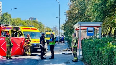 Samochód wjechał w przystanek w Warszawie. Dziś przesłuchanie kierowcy