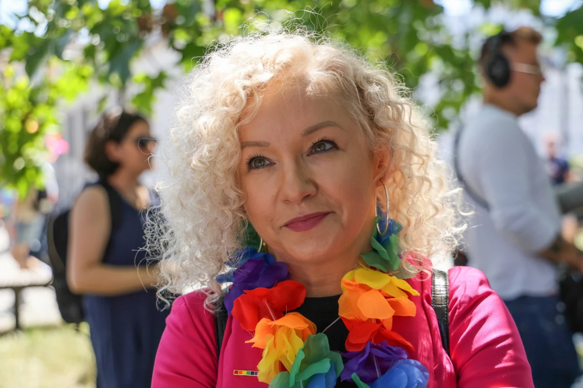 Ponad miesiąc minął od wpisania ustaw o związkach partnerskich do planu prac legislacyjnych rządu, ich treść na razie znana jest jednak tylko z opisu. Projekty wciąż nie zostały opublikowane, co pozwoliłoby rozpocząć nad nimi konsultacje społeczne. Powodem jest to, że ustawą wprowadzającą do polskiego prawa nieistniejącą dotąd instytucję trzeba zmienić przepisy w 230 ustawach, a później jeszcze w ponad 400 rozporządzeniach.