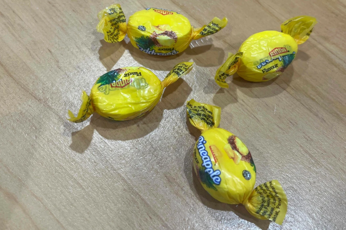 Ananasowe cukierki w otoczce z metamfetaminy zostały rozdane biednym dzieciom w Nowej Zelandii. Jedna ananasowa pastylka zawiera w sobie 300 dawek narkotyku. Zjedzenie kolorowych słodyczy mogło zakończyć się tragicznie.  