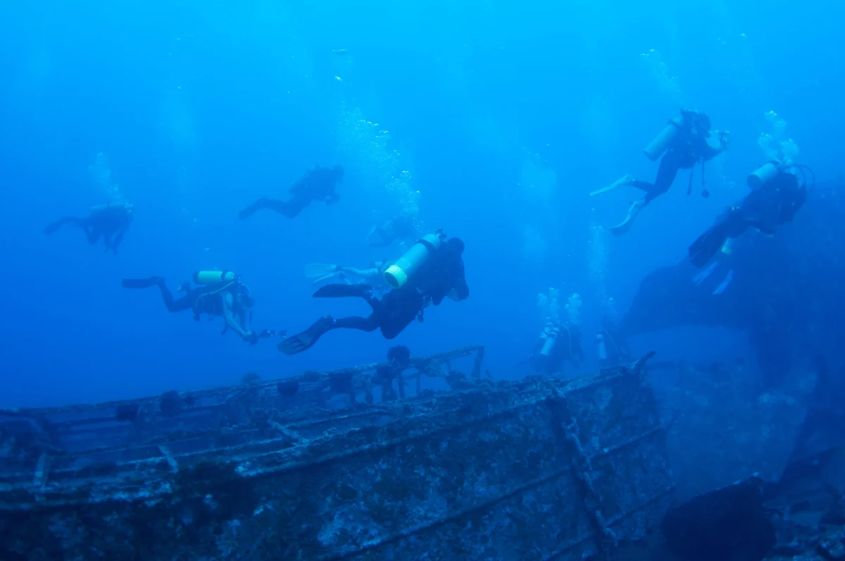 Wrak brytyjskiego okrętu Earl of Abergavenny, który zatonął u wybrzeży Anglii 200 lat temu, został otoczony specjalną ochroną rządową. Był w przeszłości plądrowany przez płetwonurków.  

