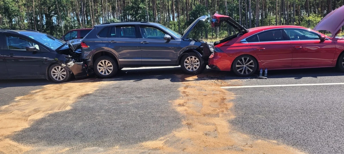 Na S3 w woj. zachodniopomorskim, między węzłem Goleniów Południe a Kliniskami doszło do poważnie wyglądającego wypadku z udziałem siedmiu pojazdów. Pięć osób zostało rannych, a utrudnienia trwały do godz. 15:45. Ruch w kierunku Szczecina odbywa się już normalnie.