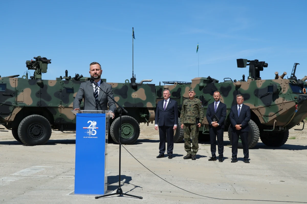 W środę Ministerstwo Obrony Narodowej podpisało umowę na 28 lekkich opancerzonych transporterów rozpoznawczych Kleszcz. Wartość kontraktu to 800 mln złotych. "Rozpoczyna to realizację umowy ramowej na dostawy 286 transporterów Kleszcz w latach 2026-2035" - poinformował resort. 
