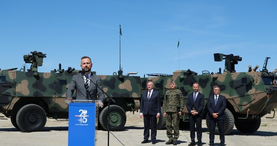 W środę Ministerstwo Obrony Narodowej podpisało umowę na 28 lekkich opancerzonych transporterów rozpoznawczych Kleszcz. Wartość kontraktu to 800 mln złotych. "Rozpoczyna to realizację umowy ramowej na dostawy 286 transporterów Kleszcz w latach 2026-2035" - poinformował resort. 