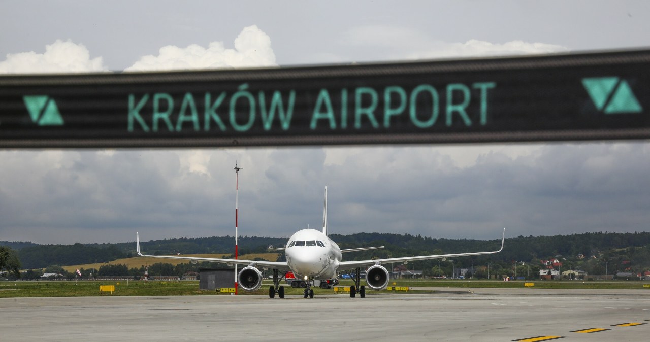 Incydent na lotnisku w Balicach. Siłą próbowali dostać się do samolotu