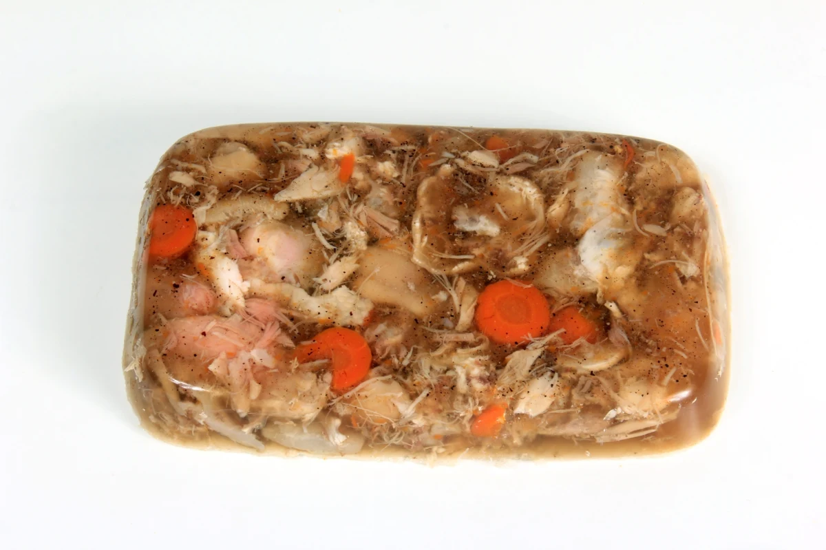 Na nieumyślne spowodowanie śmierci zmieniła w środę prokuratura w Tarnobrzegu zarzut dla małżeństwa S., podejrzanego w sprawie śmiertelnego zatrucia wyrabianą przez nich mięsną galaretą - poinformował rzecznik tarnobrzeskiej prokuratury prok. Andrzej Dubiel. To zarzut zagrożony wyższą karą niż poprzednio. Małżonkom grozi teraz do 5 lat więzienia.