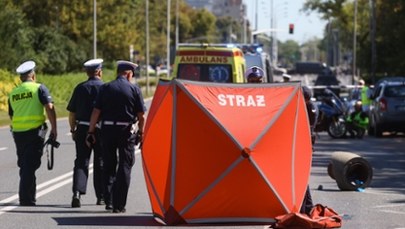 Wjechał w przystanek w Warszawie, zginęły 2 osoby. Nowe informacje ws. tragedii