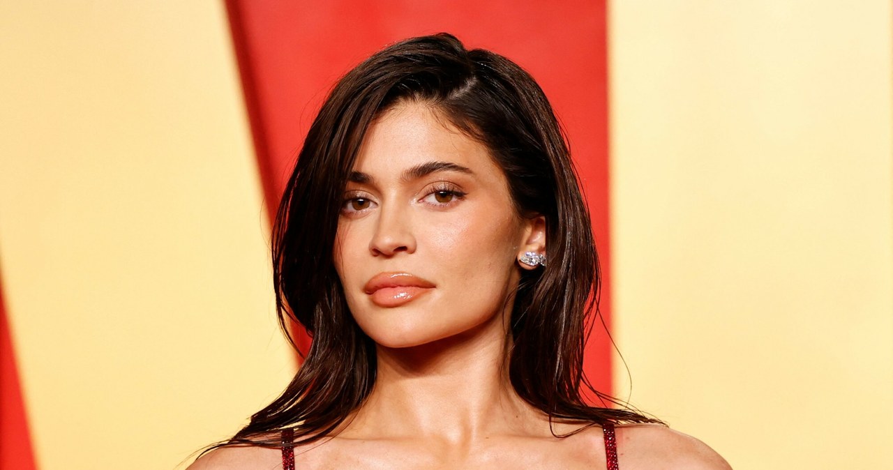 Kylie Jenner na plaży. Założyła sukienkę czy halkę?