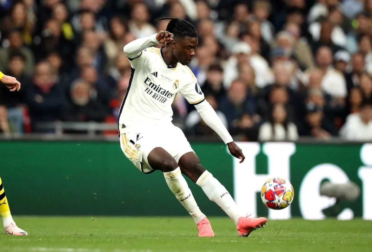 U Eduardo Camavingi zdiagnozowano skręcenie więzadła pobocznego wewnętrznego w lewym kolanie - przekazali dzisiaj lekarze. 21-latek urazu doznał we wtorek na treningu Realu Madryt przed meczem o Superpuchar UEFA. Francuz może opuścić początek sezonu.