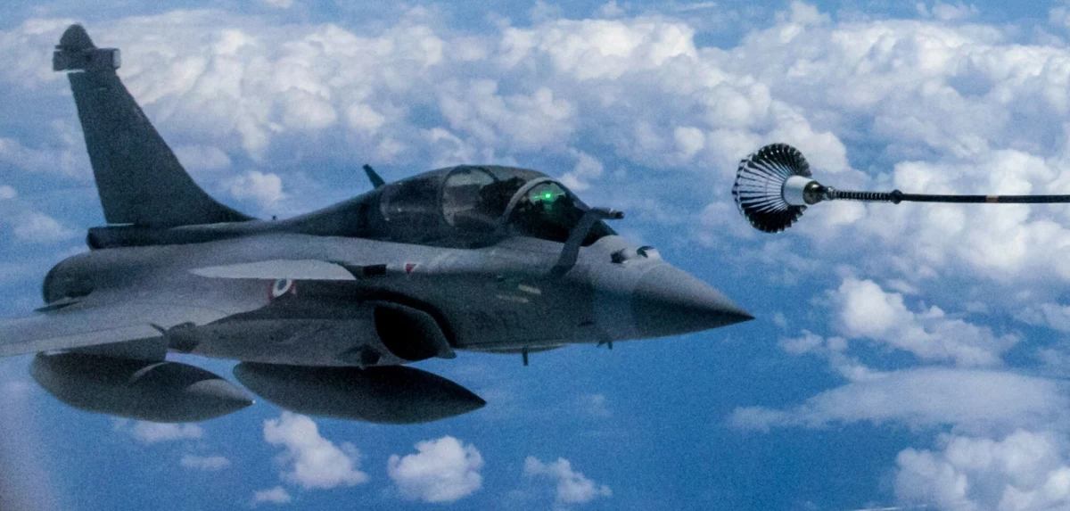 Dwa wojskowe myśliwce Rafale rozbiły się w środę rankiem w Lotaryngii w północno-wschodniej Francji. Po wypadku poszukiwano dwóch pilotów jednej z maszyn, pilot drugiej bezpiecznie katapultował się jeszcze przed kolizją. W środę późnym wieczorem prezydent Francji poinformował, że piloci nie żyją.