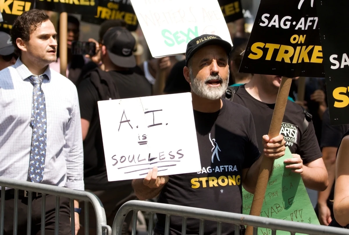 Czy sztuczna inteligencja zrewolucjonizuje rynek reklam? Jeśli do tego dojdzie, to właśnie wykonano ważny krok w tym kierunku. Związek aktorów Hollywood SAG-AFTRA ogłosił umowę z firmą Narrativ, która pośredniczy między aktorami a branżą reklamową. Chodzi o możliwość użycia głosu aktora przez narzędzia oparte o sztuczną inteligencję do celów reklamowych. Oczywiście, pod pewnymi warunkami.