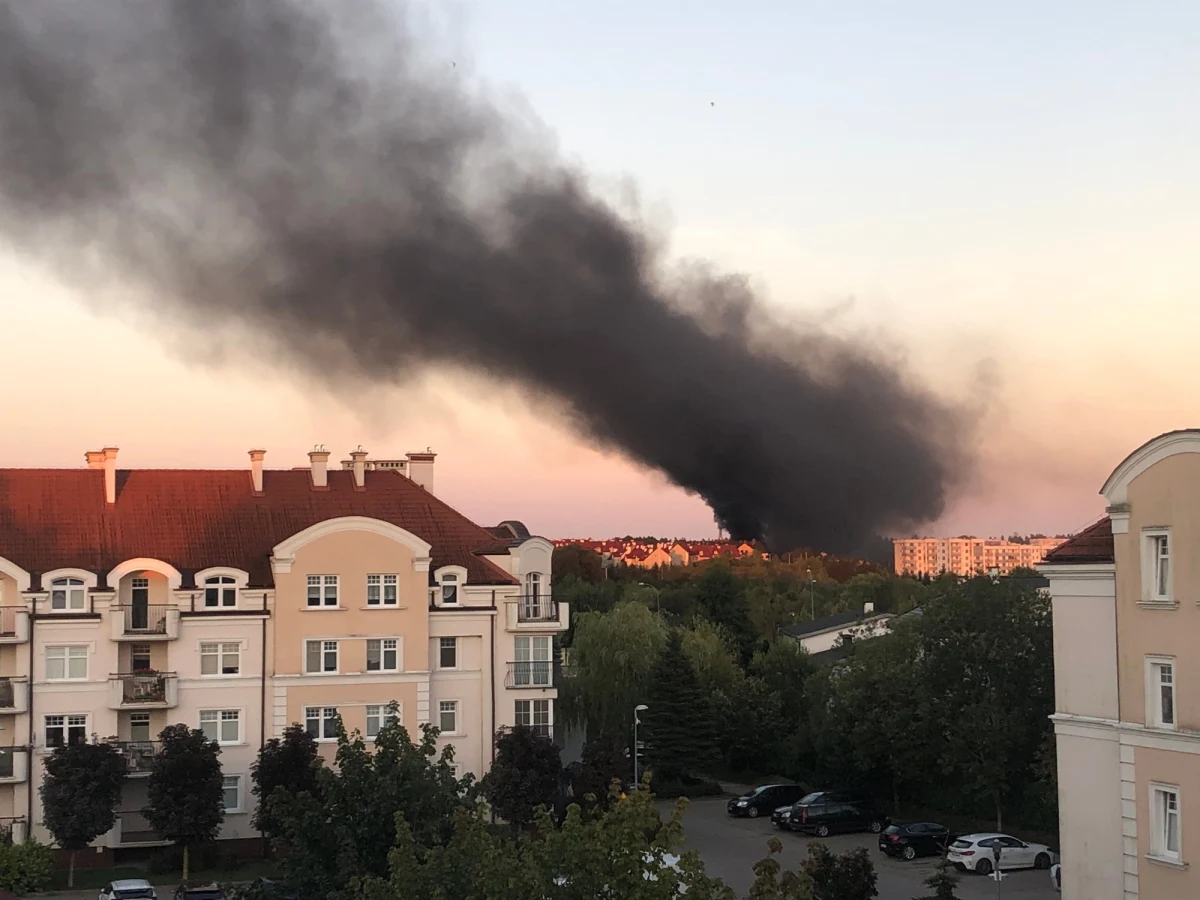 Nad Olsztynem był widoczny słup czarnego, gęstego dymu. Na obrzeżach miasta zapaliła się izolacja na nowo budowanym supermarkecie. Sytuacja została szybko opanowana przez straż pożarną.