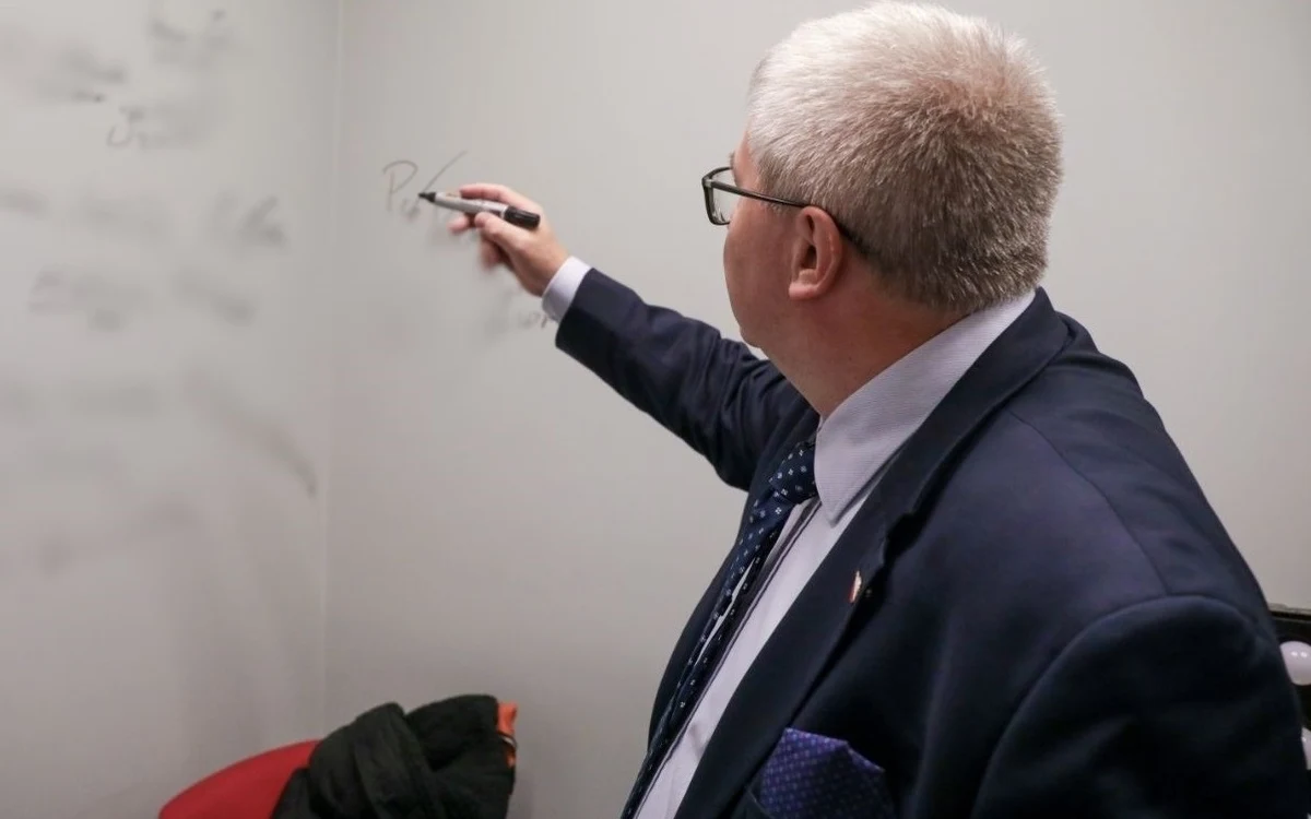 Były europoseł Ryszard C. usłyszał prokuratorski zarzut popełnienia przestępstwa. Chodzi o "podanie nieprawdy" w sprawie rozliczenia podróży służbowych, które doprowadziło "do niekorzystnego rozporządzenia mieniem znacznej wartości w łącznej kwocie 203 167 euro" - podała prokuratura.