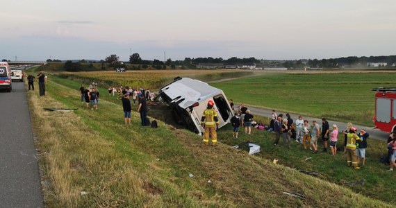 Osiem osób zostało rannych w wypadku na opolskim odcinku autostrady A4. Autokar zderzył się z busem służby drogowej na wysokości miejscowości Zakrzów.