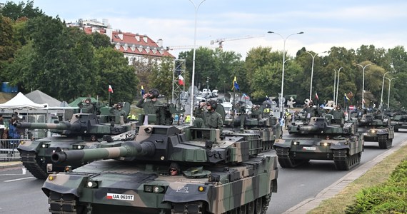 W czwartek, 15 sierpnia, w związku z defiladą wojskową na Wisłostradzie zamknięte zostaną trzy mosty: Gdański, Śląsko-Dąbrowski i Świętokrzyski a także kładka pieszo-rowerowa. Od środy zamknięta jest też sama Wisłostrada. Będą też zmiany w komunikacji miejskiej.