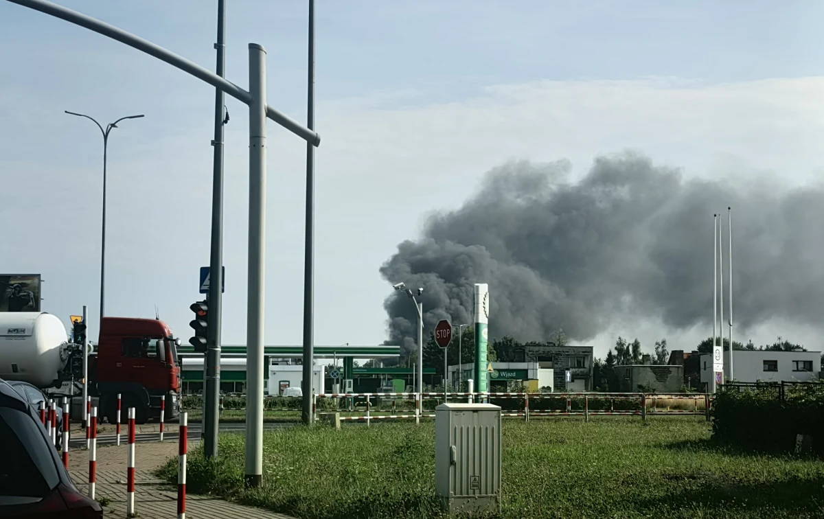 Strażacy opanowali duży pożar w Tychach. Paliło się składowisko makulatury na ulicy Zwierzynieckiej. Trwa jeszcze dogaszanie.