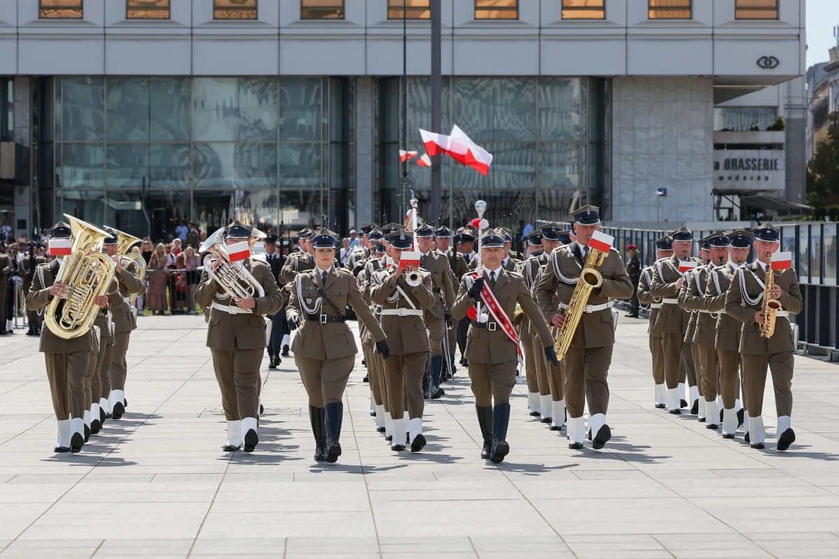 W dniu Święta Wojska Polskiego przed Grobem Nieznanego Żołnierza w Warszawie rozpoczęła się w południe uroczysta odprawa wart. W uroczystości na placu Piłsudskiego uczestniczyli m.in. prezydent Andrzej Duda z małżonką Agatą Kornhauser-Dudą, marszałek Sejmu Szymon Hołownia, marszałek Senatu Małgorzata Kidawa-Błońska, wicepremier i szef MON Władysław Kosiniak-Kamysz oraz szef Biura Bezpieczeństwa Narodowego Jacek Siewiera.