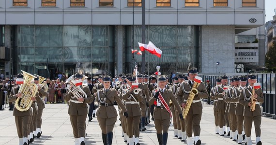 W dniu Święta Wojska Polskiego przed Grobem Nieznanego Żołnierza w Warszawie rozpoczęła się w południe uroczysta odprawa wart. W uroczystości na placu Piłsudskiego uczestniczyli m.in. prezydent Andrzej Duda z małżonką Agatą Kornhauser-Dudą, marszałek Sejmu Szymon Hołownia, marszałek Senatu Małgorzata Kidawa-Błońska, wicepremier i szef MON Władysław Kosiniak-Kamysz oraz szef Biura Bezpieczeństwa Narodowego Jacek Siewiera.