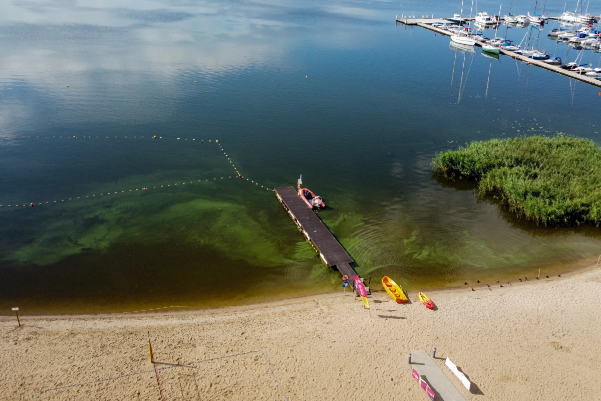 Nie można wchodzić do wody na kąpielisku nad jeziorem Dąbie w Szczecinie. W związku z zakwitem sinic wprowadzony został tam zakaz kąpieli – poinformował urząd miasta w czwartek. Nie można korzystać z wodnych atrakcji również na plażach w Stepnicy i Szczecinku.