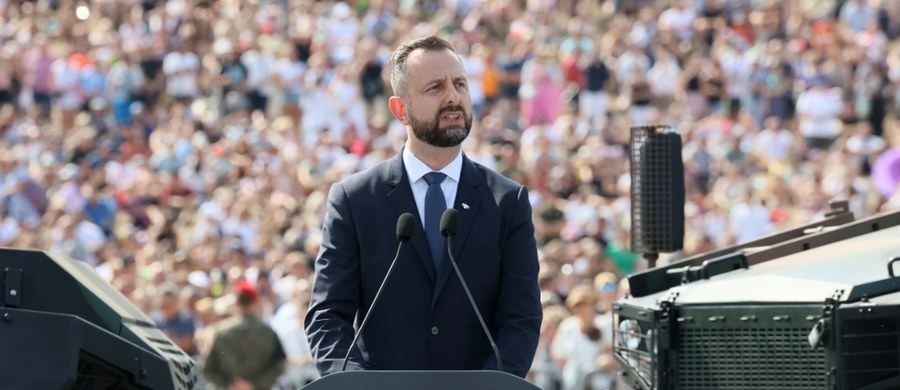 "Polski mundur nie może być przedmiotem gier, PR-owych zabiegów, nigdy nienawiści i pogardy" - mówił przed rozpoczęciem defilady w Święto Wojska Polskiego wicepremier, minister obrony narodowej. "Zjednoczeni z mundurem - tylko wtedy będziemy zwyciężać" - dodał.