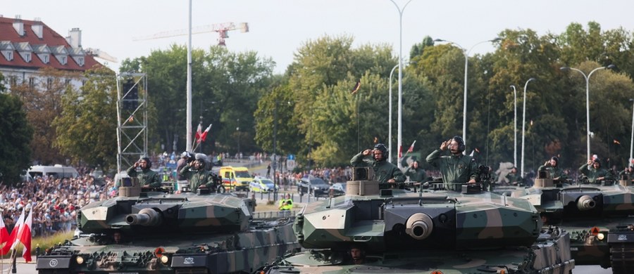 Czołgi Abrams, Leopard i K2, transportery Borsuk, Rosomak czy Kleszcz oraz lotnictwo, w tym śmigłowce Apache - to tylko część maszyn wojskowych, które można było zobaczyć dziś w Warszawie podczas defilady Wojska Polskiego. Defilada była kulminacyjnym wydarzeniem centralnych obchodów święta Wojska Polskiego. "Przed nami wielkie zadanie, aby przygotować ojczyznę i Sojusz do wojen przyszłości, a nie przeszłości" - mówił premier Donald Tusk. "Musimy się tak uzbroić i zbudować taki potencjał, aby nigdy nikt nie odważył się na nas napaść" - powiedział prezydent Andrzej Duda. 