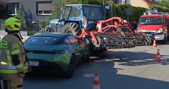 W Świerklańcu (woj. śląskie) aston martin zderzył się z ciągnikiem. Policja ustaliła, że winni byli obaj kierowcy pojazdów.