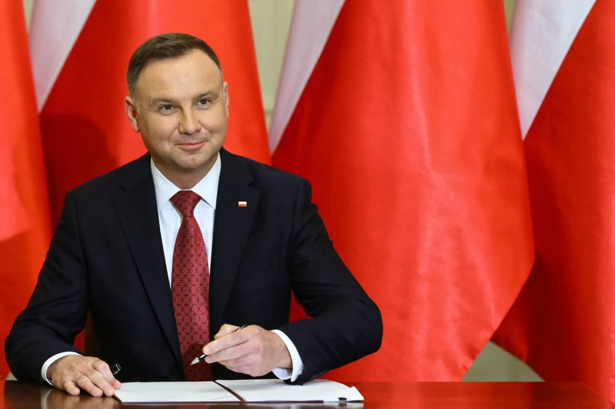 Prezydent Andrzej Duda podpisał ustawę o wsparciu działań żołnierzy i funkcjonariuszy - potwierdziła szefowa Kancelarii Prezydenta RP Małgorzata Paprocka. Podczas obchodów Święta Wojska Polskiego prezydent ocenił, że ustawa ta pozwoli jeszcze lepiej chronić granice.