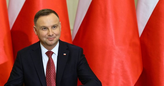 Prezydent Andrzej Duda podpisał ustawę o wsparciu działań żołnierzy i funkcjonariuszy - potwierdziła szefowa Kancelarii Prezydenta RP Małgorzata Paprocka. Podczas obchodów Święta Wojska Polskiego prezydent ocenił, że ustawa ta pozwoli jeszcze lepiej chronić granice.