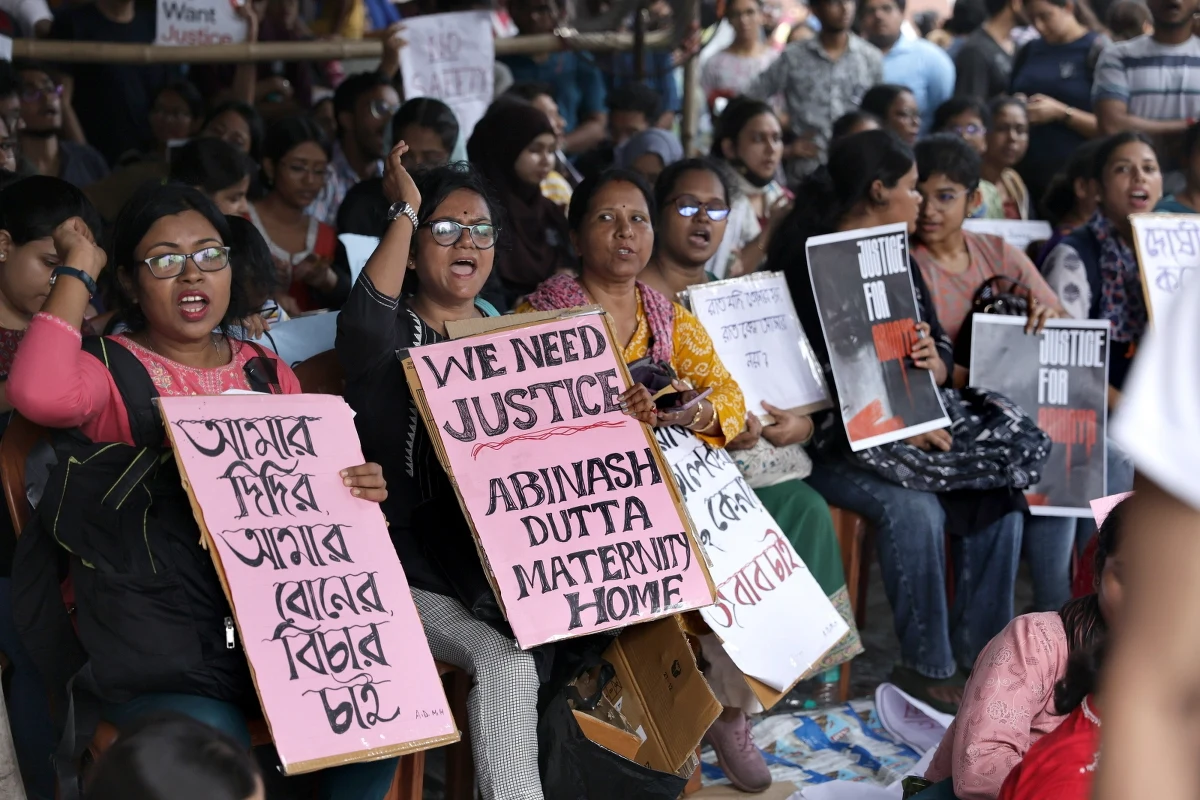 Setki tysięcy kobiet protestowały w Indiach przeciwko brutalnemu zgwałceniu i zamordowaniu młodej lekarki - podała agencja Reutera. Do zbrodni doszło w piątek w Kalkucie.