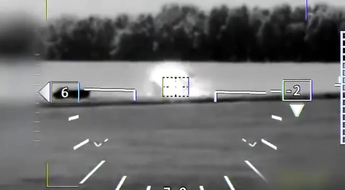 Z Rosjanami na ich terytorium nie walczą już tylko Ukraińcy, ale też... Rosjanie. W mediach społecznościowych opublikowane zostało nagranie, na którym widać, jak śmigłowiec szturmowy Ka-52 ostrzelał rosyjską kolumnę w obwodzie kurskim.