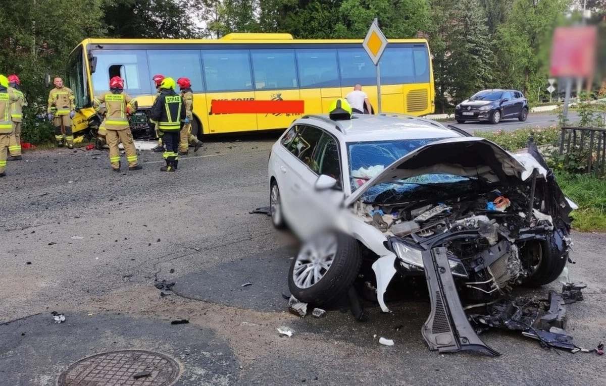 23 osoby zostały ranne i trafiły do szpitali w wyniku wypadku w Karpaczu na Dolnym Śląsku. Zderzyły się tam czołowo dwa pojazdy - autobus i samochód osobowy.
