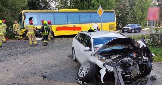 23 osoby zostały ranne i trafiły do szpitali w wyniku wypadku w Karpaczu na Dolnym Śląsku. Zderzyły się tam czołowo dwa pojazdy - autobus i samochód osobowy.