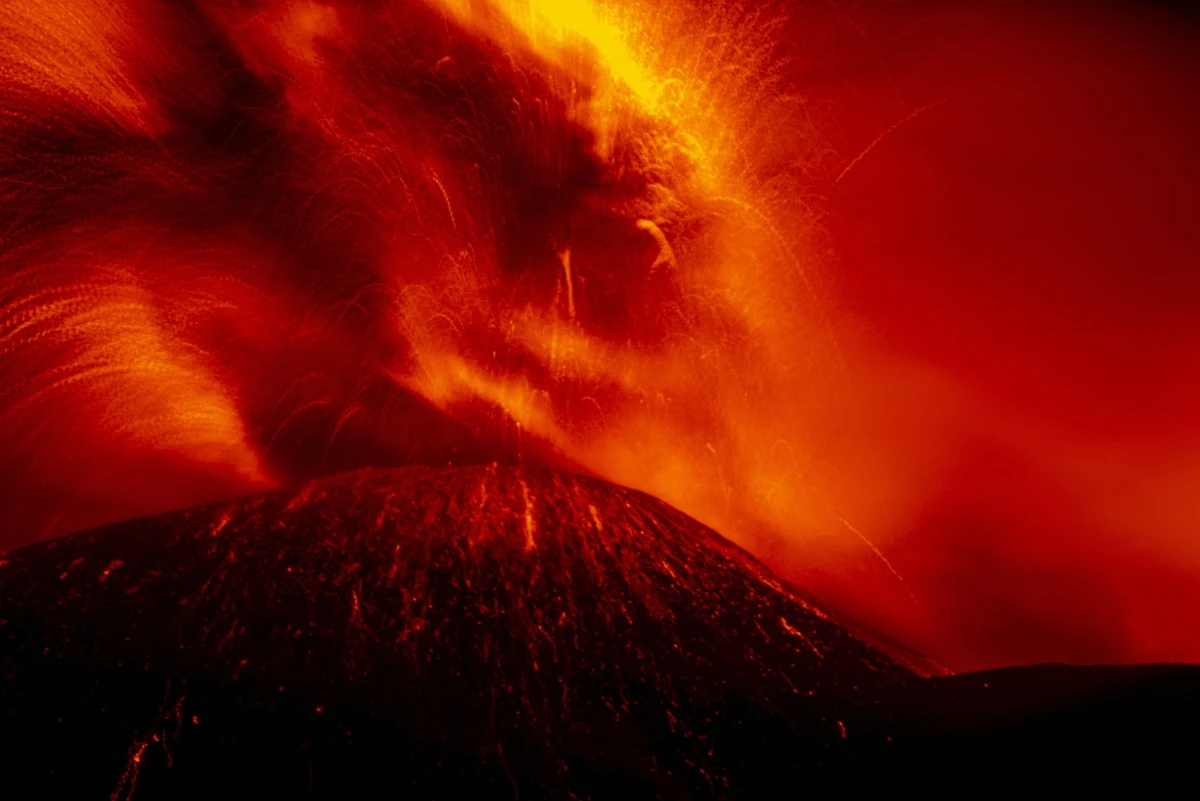 W czwartek późnym popołudniem wznowiono stopniowo ruch samolotów na lotnisku w Katanii na Sycylii, zawieszony rano z powodu kolejnej aktywności wulkanu Etna. Konieczne było uprzątnięcie grubej warstwy pyłu wulkanicznego z płyty portu lotniczego.