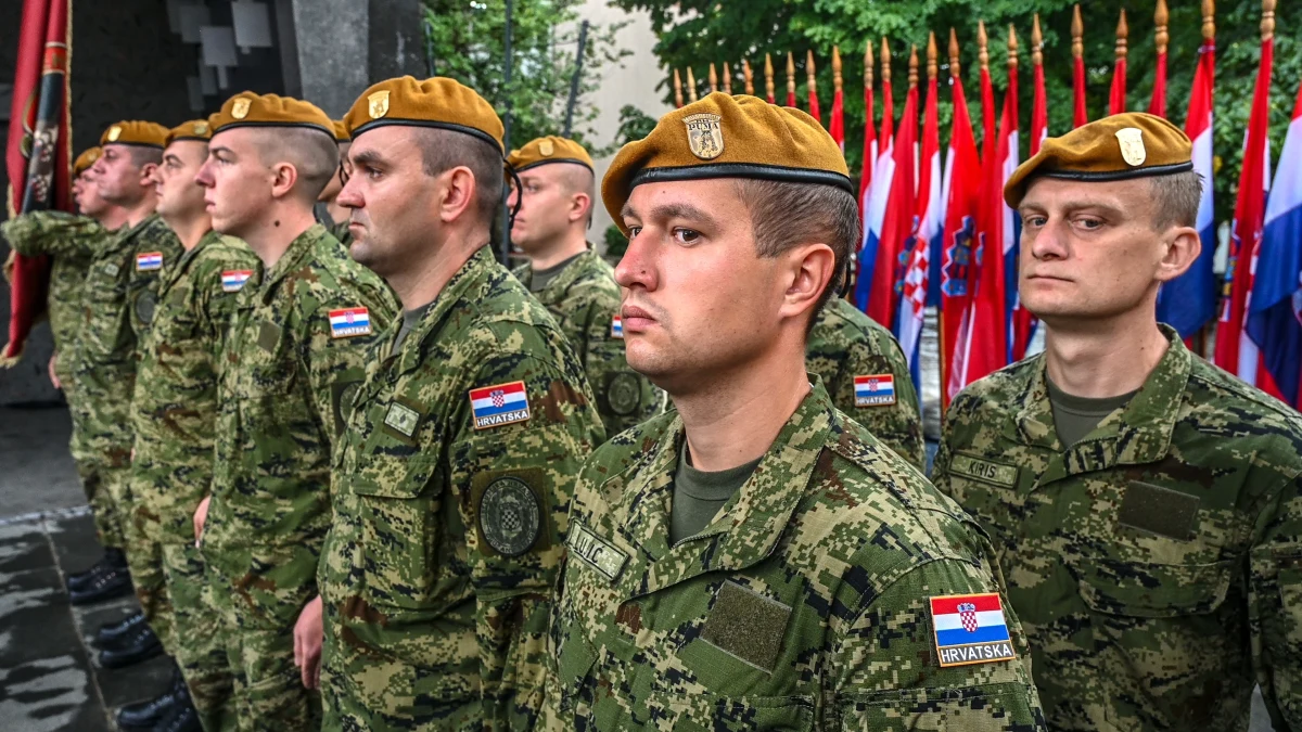 "1 stycznia 2025 roku w Chorwacji zostanie przywrócona obowiązkowa służba wojskowa, która będzie trwała dwa miesiące" - zapowiedział w rozmowie z telewizją RTL minister obrony Chorwacji Ivan Anuszić. Resort ocenia, że pierwszego roku służbą objętych zostanie ok. 4,5 tys. osób.