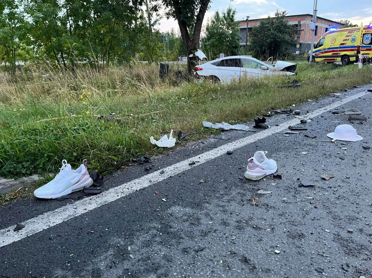 Cztery osoby zostały ranne w wypadku, do którego doszło na dk 62 o poranku w Mazowieckiem. Samochód osobowy zderzył się tam z ciężarówką. Na miejscu lądował śmigłowiec Lotniczego Pogotowia Ratunkowego. Wszyscy uczestnicy zdarzenia trafili do szpitali. Na trasie Nowy Dwór Mazowiecki - Serock mogą jeszcze występować utrudnienia. 