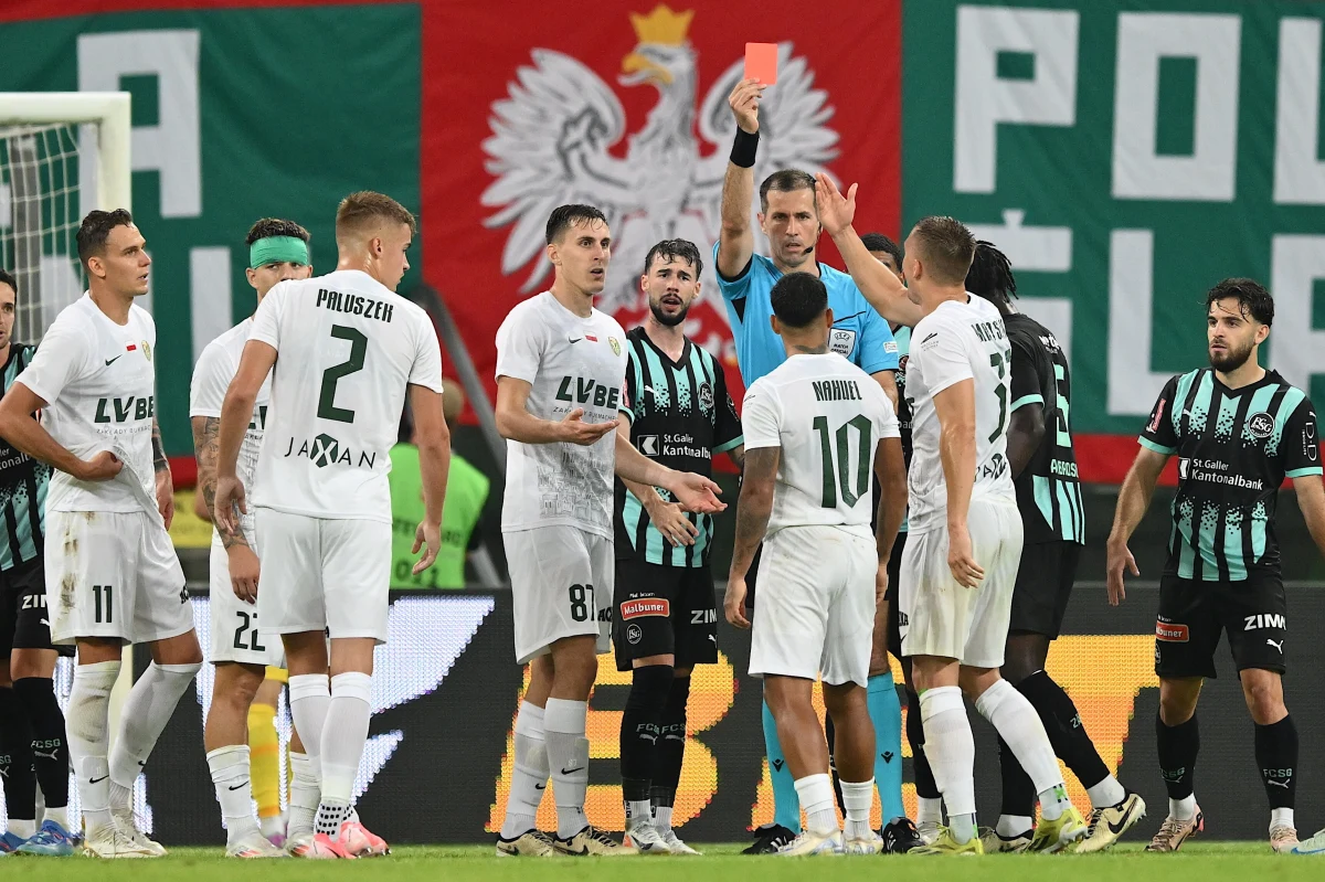 Śląsk Wrocław mimo wczorajszej wygranej ze szwajcarskim St. Gallen 3:2 odpadł z eliminacji Ligi Konferencji Europy. Spotkanie wzbudziło wiele kontrowersji: piłkarze polskiego klubu mają pretensje do chorwackiego sędziego Duje Strukana. Niewykluczone, że złożą protest do UEFA.