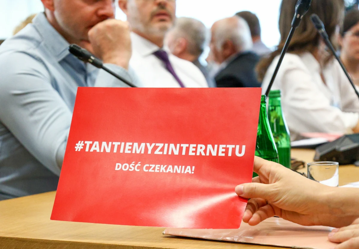 Prezydent Andrzej Duda podpisał nowelizację ustawy o prawie autorskim i prawach pokrewnych - poinformowało Biuro Prasowe Kancelarii Prezydenta RP. Nowela wdraża do polskiego porządku prawnego dyrektywy Parlamentu Europejskiego i Rady Unii Europejskiej z 17 kwietnia 2019 roku. Mowa m.in. o wynagrodzeniach twórców za reemitowanie utworu czy za publiczne udostępnianie dzieła artystycznego.