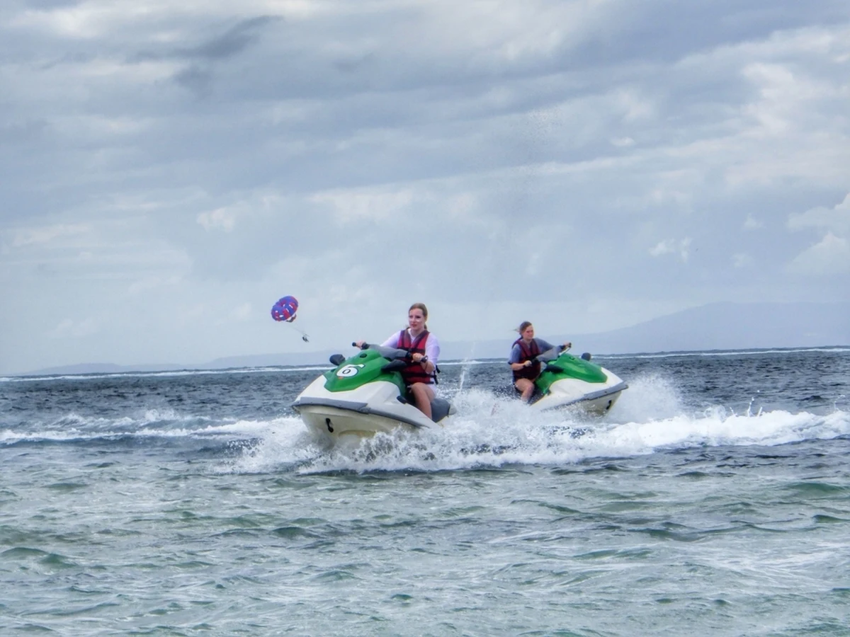 Dwie pijane kobiety, które pływały skuterami wodnymi na jeziorze Ukiel w Olsztynie zostały zatrzymane. Odpowiedzą m.in. za spowodowanie zagrożenia w ruchu wodnym.