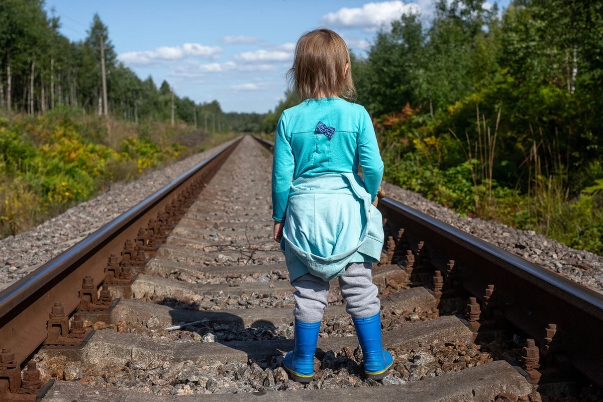 7-letnia dziewczynka błąkała się w rejonie torów kolejowych w Bydgoszczy. Zauważył ją policjant, który jechał do pracy na nocną zmianę. Dziecko powiedziało, że "mama wyrzuciła je z domu".