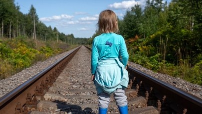 Siedmiolatka błąkała się przy torach kolejowych. Pijana matka wyrzuciła ją z domu