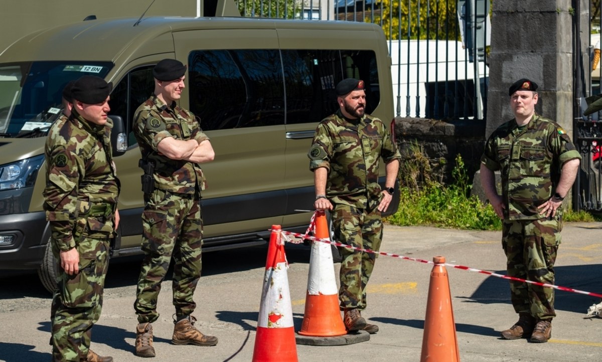 Aresztowano nastolatka, a policja bada sprawę pod kątem działań terrorystycznych. W czwartek późnym wieczorem przed koszarami w Renomore na zachodzie Irlandii ksiądz Paul F. Murphy został kilkakrotnie dźgnięty nożem.
