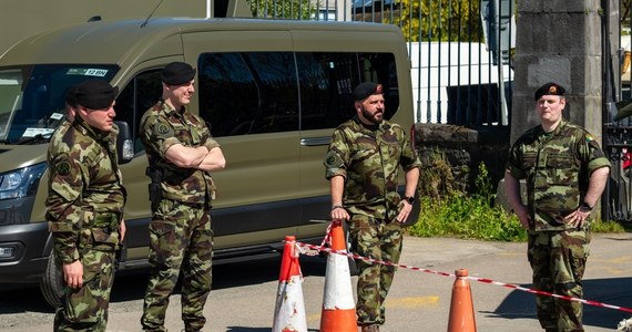 Aresztowano nastolatka, a policja bada sprawę pod kątem działań terrorystycznych. W czwartek późnym wieczorem przed koszarami w Renomore na zachodzie Irlandii ksiądz Paul F. Murphy został kilkakrotnie dźgnięty nożem.