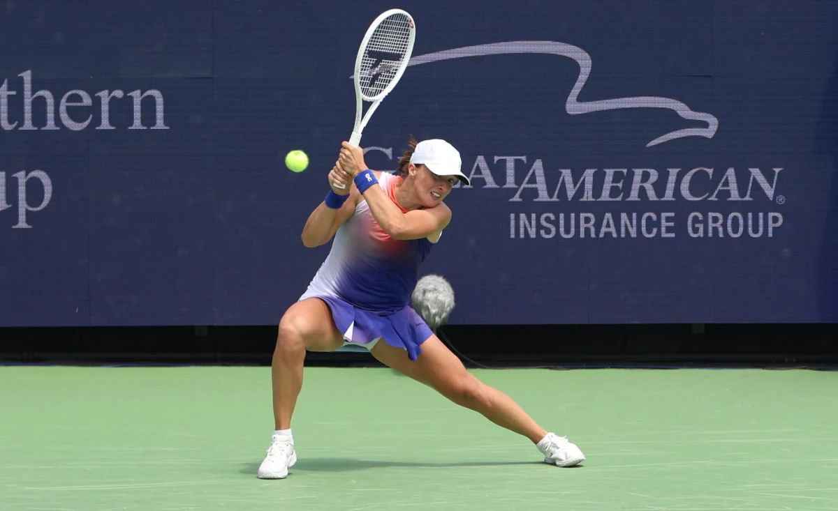 ​Iga Świątek pokonała Ukrainkę Martę Kostiuk 6:2, 6:2 w trzeciej rundzie turnieju WTA 1000 na kortach twardych w Cincinnati. Jej przeciwniczką w ćwierćfinale będzie zwyciężczyni pojedynku rozstawionej z piątką Włoszki Jasmine Paolini z Rosjanką Mirrą Andriejewą.