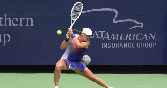 ​Iga Świątek pokonała Ukrainkę Martę Kostiuk 6:2, 6:2 w trzeciej rundzie turnieju WTA 1000 na kortach twardych w Cincinnati. Jej przeciwniczką w ćwierćfinale będzie zwyciężczyni pojedynku rozstawionej z piątką Włoszki Jasmine Paolini z Rosjanką Mirrą Andriejewą.