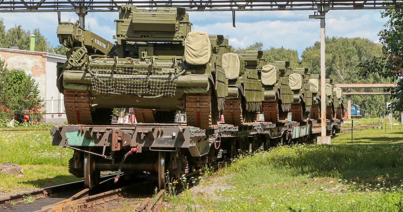 Rosyjskie, zakłady, Uralwagonzawod, których, produkuje, pancerne, pojazdy, bojowe, wysłała, front, flotę, potężnych, maszyn, BRE Ogromny transport potężnych pojazdów. Rosja pręży muskuły