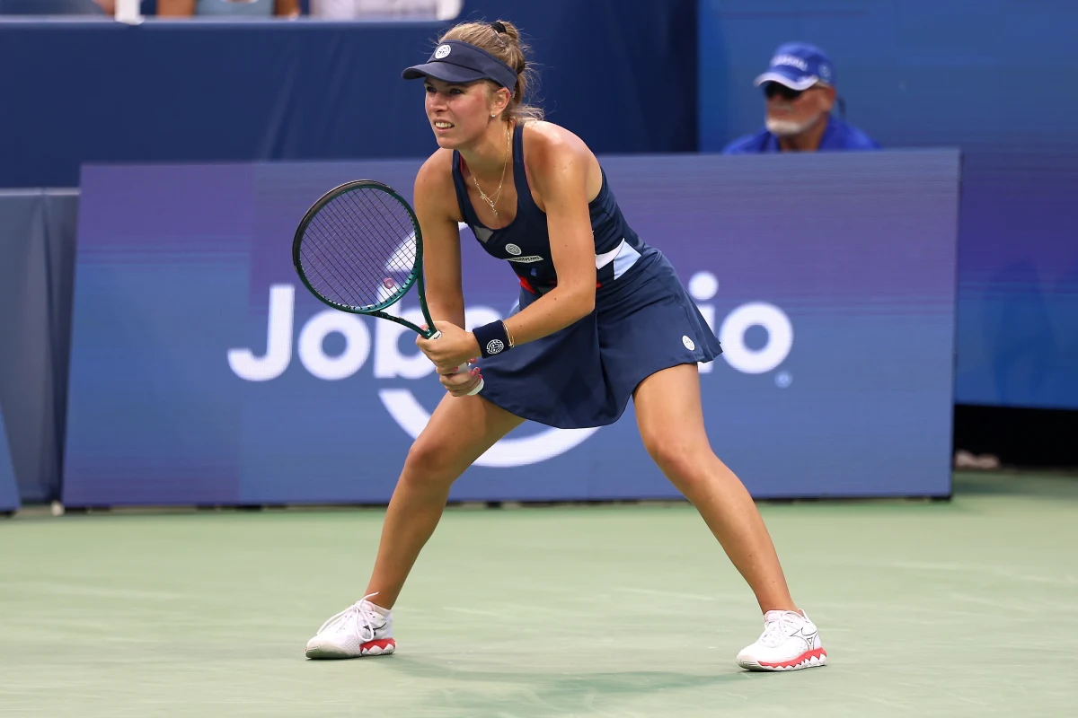 Magdalena Fręch przegrała w 2. rundzie turnieju WTA 1000 w Cincinnati z Chinką Qinwen Zheng. Złota medalistka z Paryża, rozstawiona z numerem siedem, okazała się silniejsza, wygrywając 6:1, 7:5.