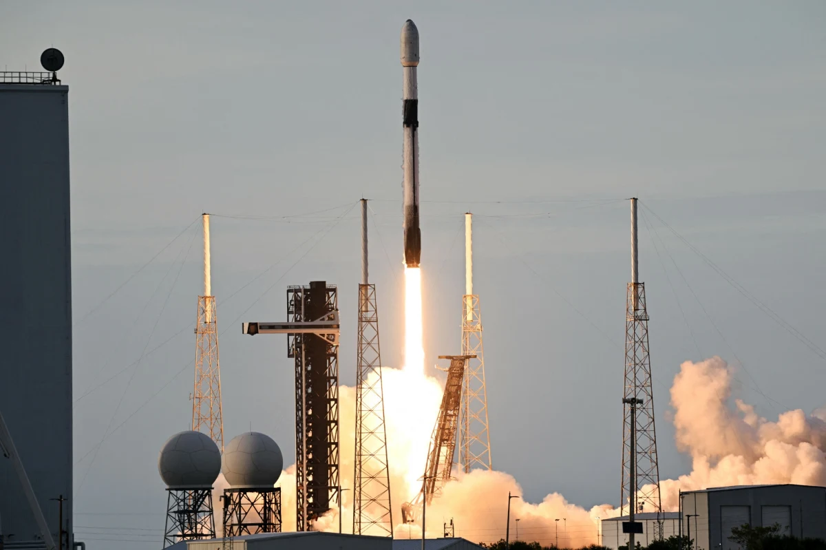 Największy i najbardziej zaawansowany polski satelita EagleEye, który dziś wystartował na orbitę na pokładzie rakiety Falcon 9 firmy Space X, został pomyślnie umieszczony na orbicie. Jak wyjaśniał w rozmowie z reporterką RMF FM Anną Zakrzewską dyrektor misji, inżynier Marcin Mazur - umieszczony na nim polski teleskop pozwoli na obserwacje Ziemi z wyjątkowo wysoką rozdzielczością.